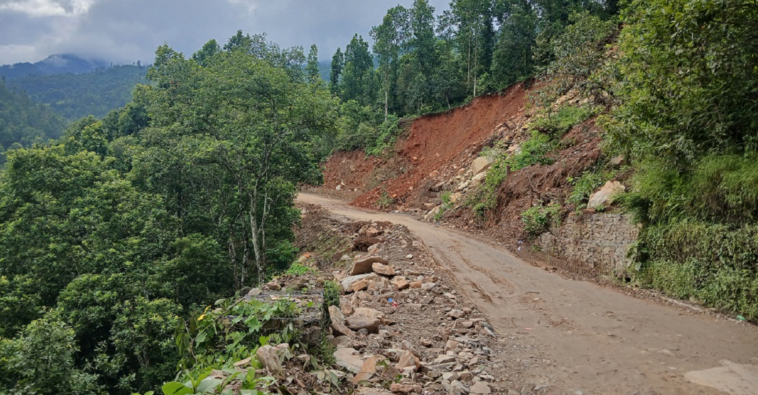 धादिङ–मलेखु सडक : दारेगौँडाभिरमा अझै भासिने र पहिरो जाने क्रम रोकिएन