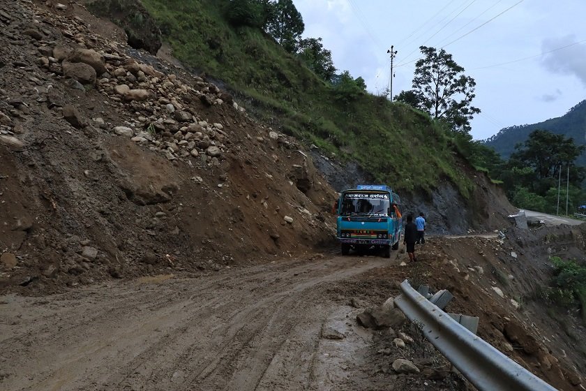 बेनी–दरबाङ सडक योजना ६ वर्षदेखि अधुरै, यात्रुलाई सास्ती