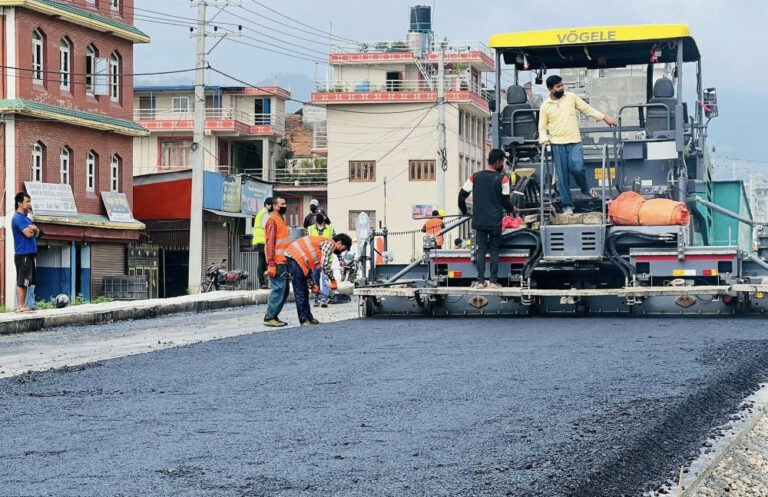 हेटौँडाको मुख्य सडक विस्तारः भग्नावशेष हटाउन जुटे स्थानीय र व्यवसायी