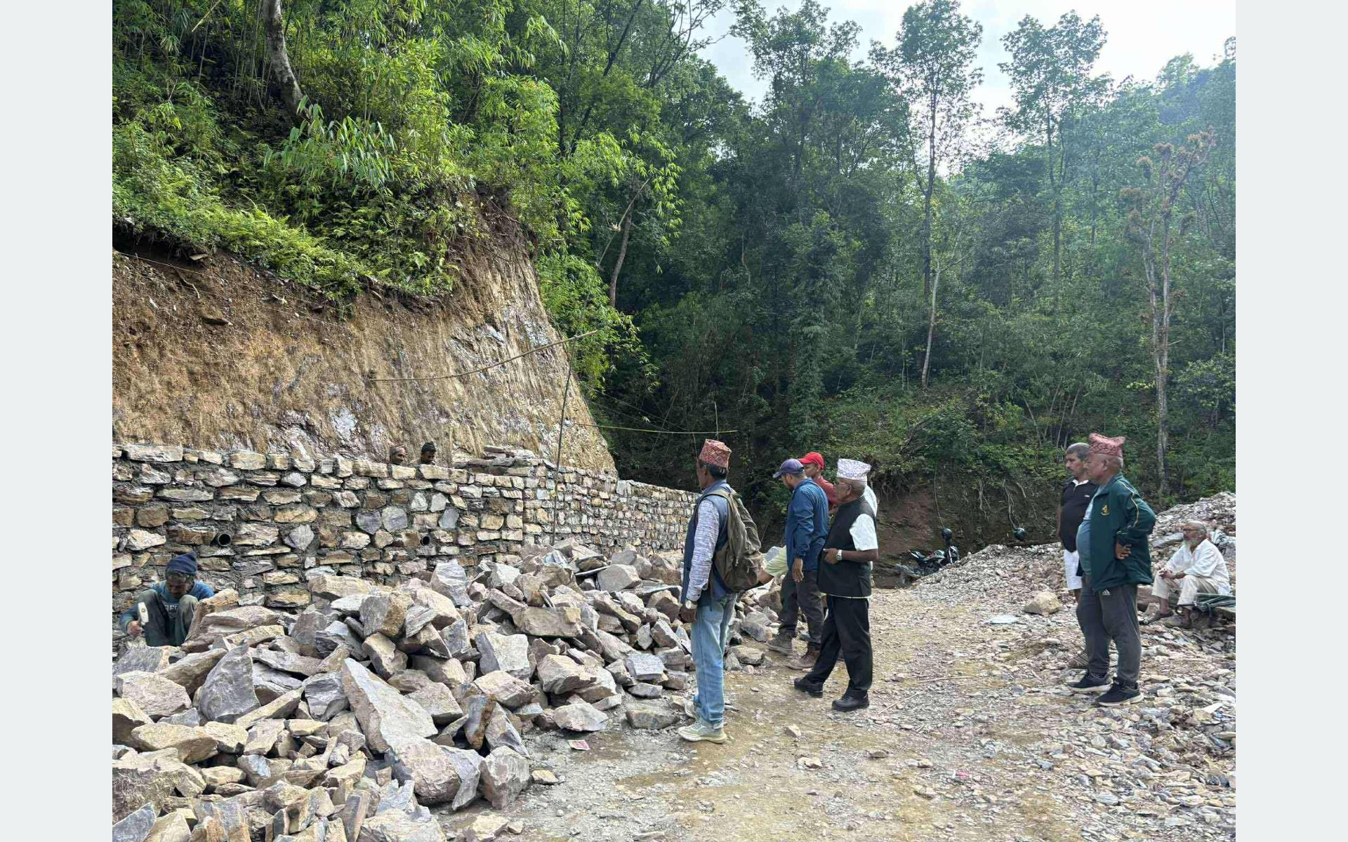 निर्माण व्यवसायीले काम नगर्दा हरिचौर–मल्म–पाण्डवखानी सडक अधुरो