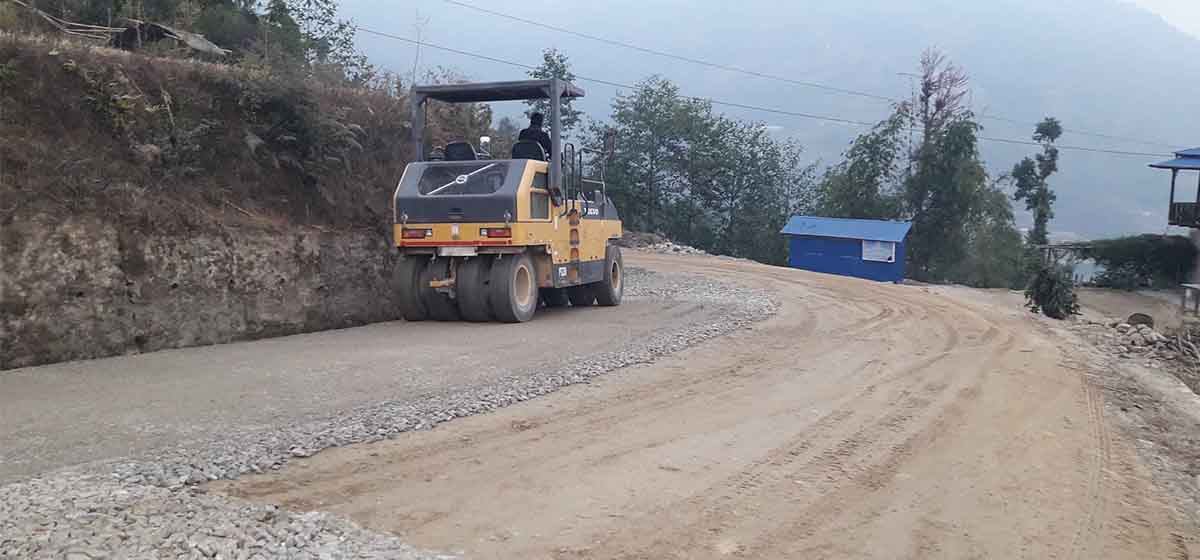 मध्यपहाडी लोकमार्गको वैकल्पिक ‘पाखुट्टे—ढाँड’ सडक ‘ग्राभेलिङ’
