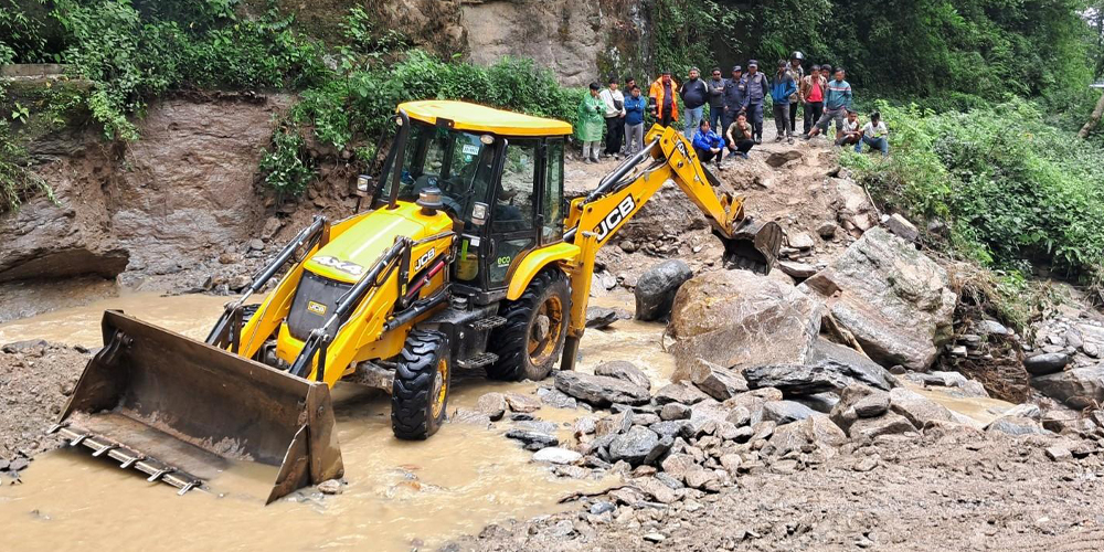 बाढीले अवरुद्ध दिक्तेल चखेवाभञ्ज्याङ सडक सञ्चालनमा
