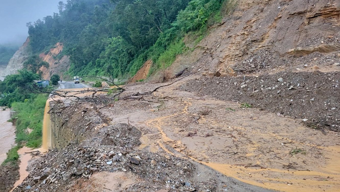 वर्षाजन्य विपद् : विभिन्न सडकमा यातायात अवरुद्ध
