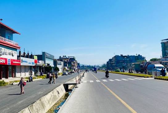 पोखरामा जीर्ण पोल र गुजुल्टिएका तार हटाएपछि फर्किएको सौन्दर्य