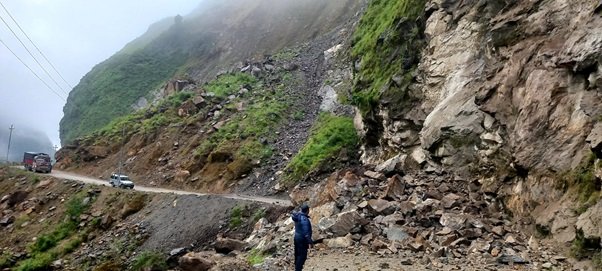 मध्यपहाडी लोकमार्गको सिन्धुली खण्ड अवरुद्ध