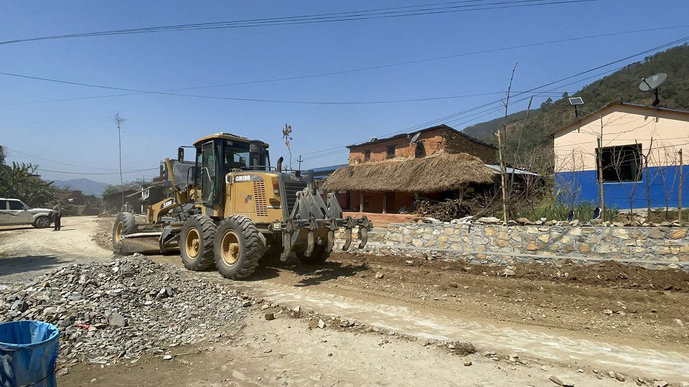 तनहुँका तीन ठुला सडक वर्षौदेखि अलपत्र