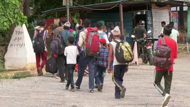 त्रिनगर नाकाहुदै रोजगारीकालागि भारततर्फ जानेको भीड बढ्दो