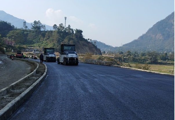 बिर्तामोडका विभिन्न सडक धमाधम कालोपत्र गरिँदै