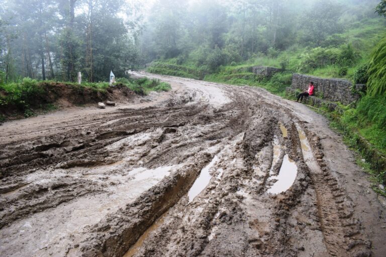 दुई वर्षमा कालोपत्रे हुनुपर्ने सडक सात वर्षसम्म पनि भएन