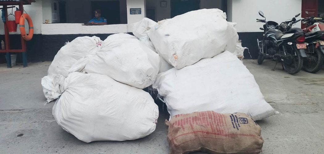 सिरहामा भन्सार छलीका कपडासहित भारतीय स्कारपियो बरामद
