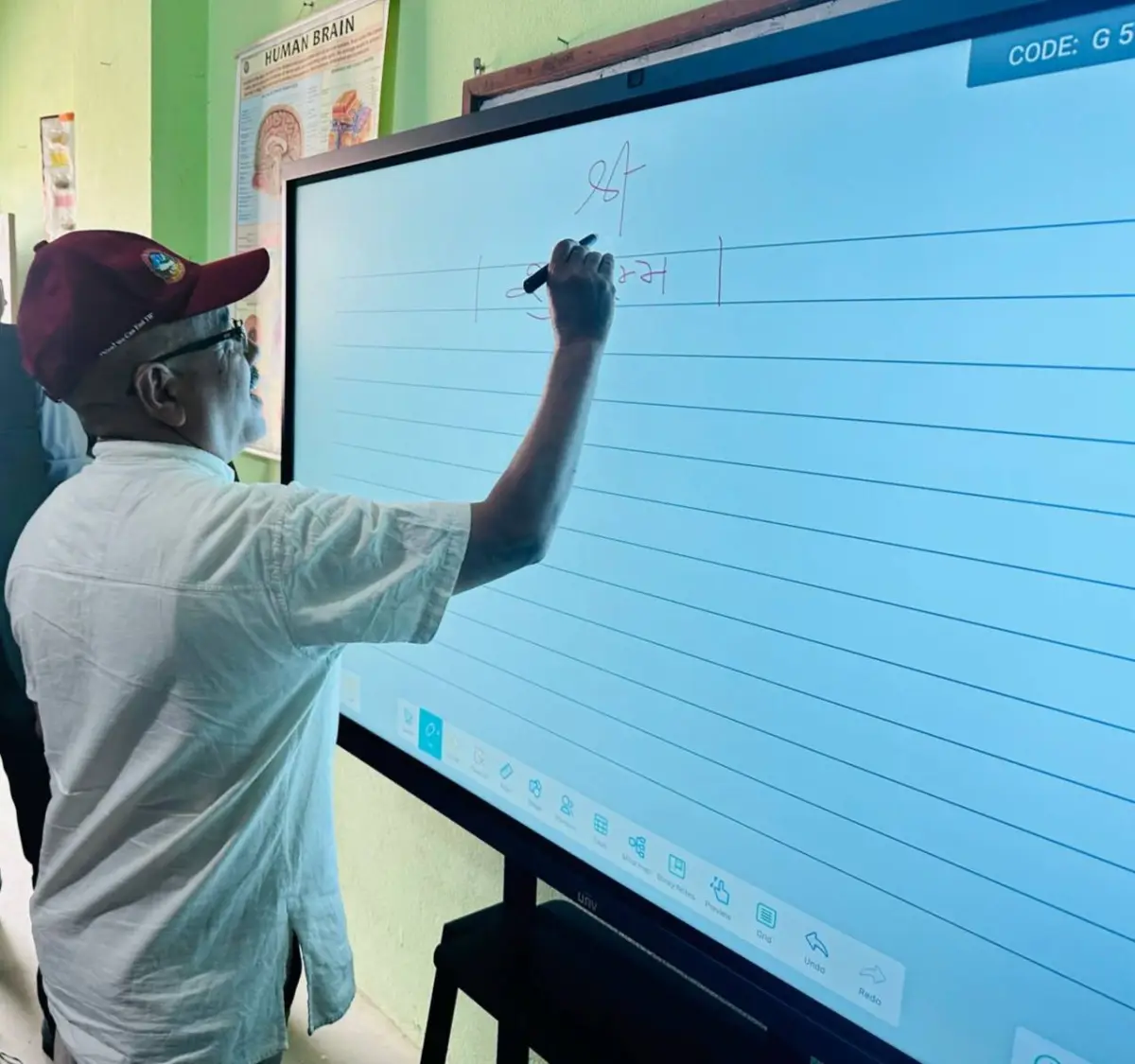 दुर्गम गाउँको विद्यालयमा स्मार्ट बोर्ड खरिद गर्न आर्थिक सहयोग