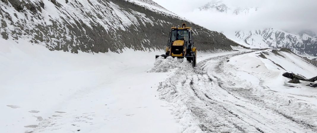 हिमपातका कारण मध्यपहाडी लोकमार्ग अवरुद्ध