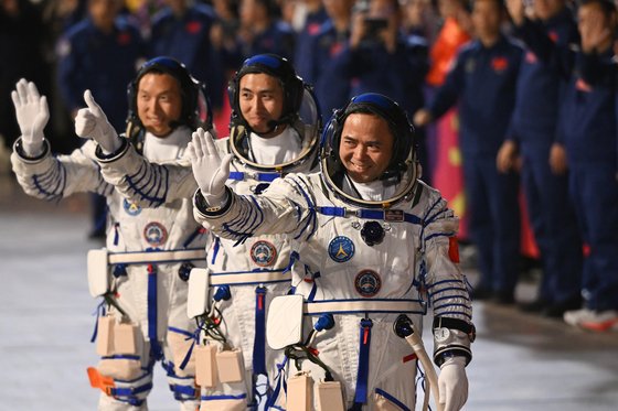 चिनियाँ अन्तरिक्ष यात्रीहरूको फिर्ती ढिलो : अन्तरिक्ष यान सानो भग्नावशेषले ठोक्किएको आशङ्का