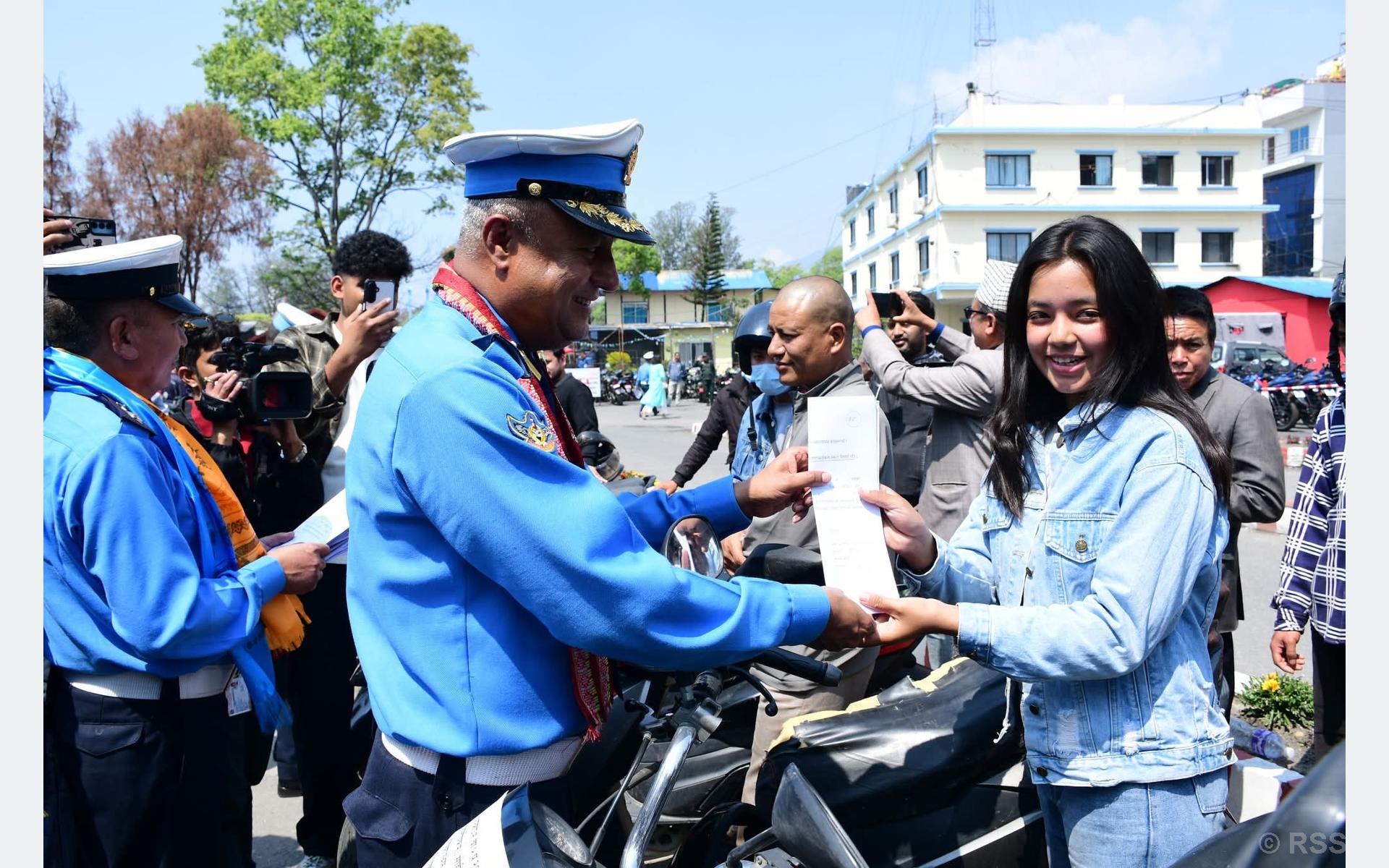 हराएका मोटरसाइकल र स्कुटर ५० जना सवारी धनीलाई हस्तान्तरण