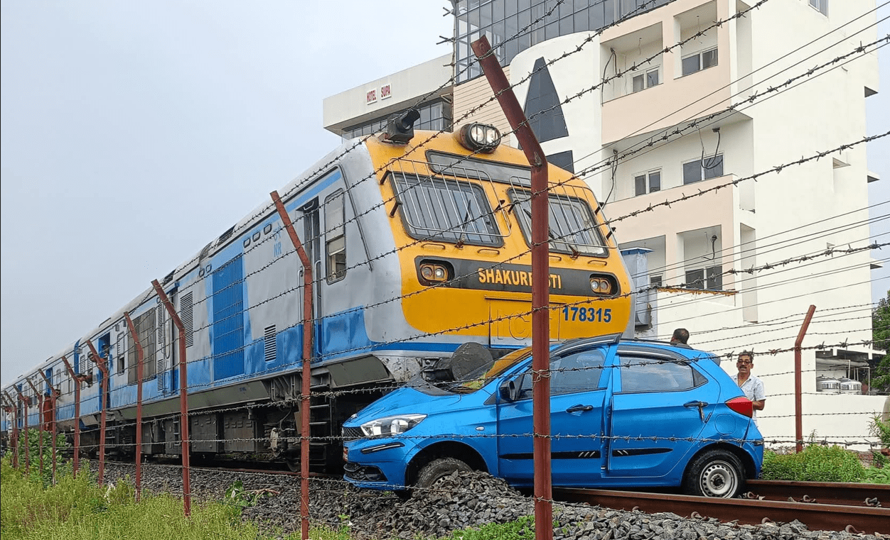 जनकपुरमा रेल र कार ठोक्किए, केही समय रेल सेवा अवरुद्ध