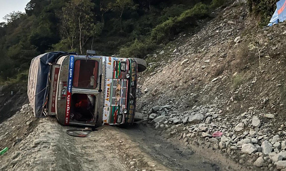 ट्रक पल्टिँदा कान्ति लोकपथ अवरुद्ध