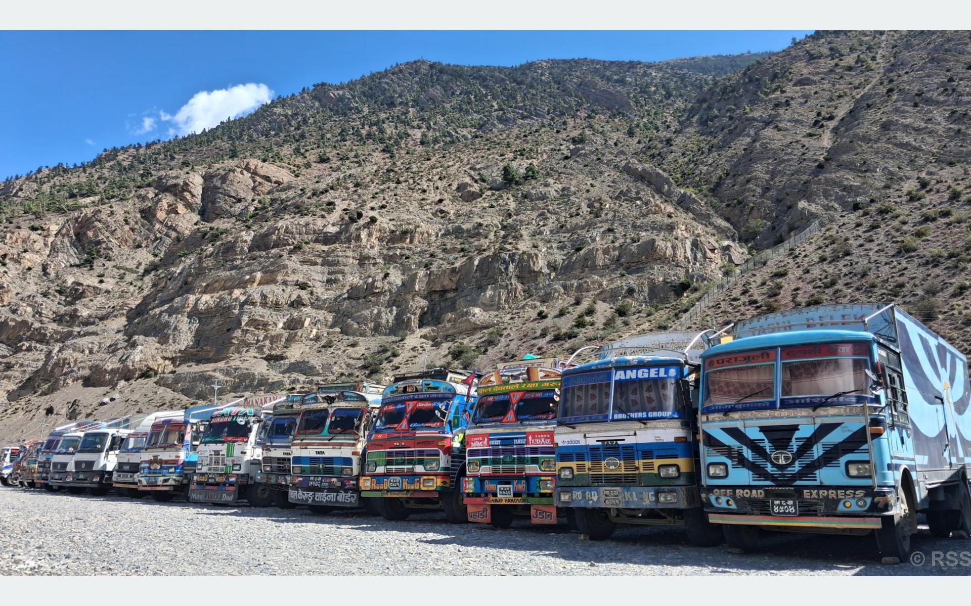लेतेदेखि कोरलासम्म रोकिएका छन् पाँच सय भन्दा बढी कन्टेनर