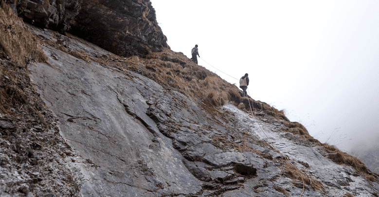 डोरीमा झुन्डिएर जोखिमपूर्ण यात्रा गर्नुपर्ने बाध्यता कायमै
