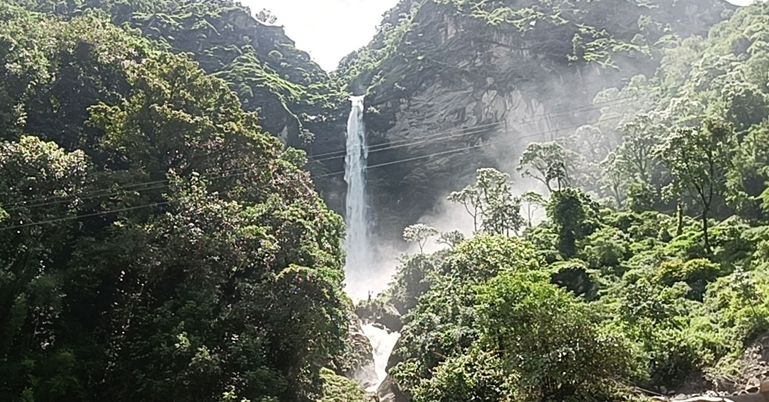 पर्यटकको रोजाइमा फुङ्फुङ्गे झरना