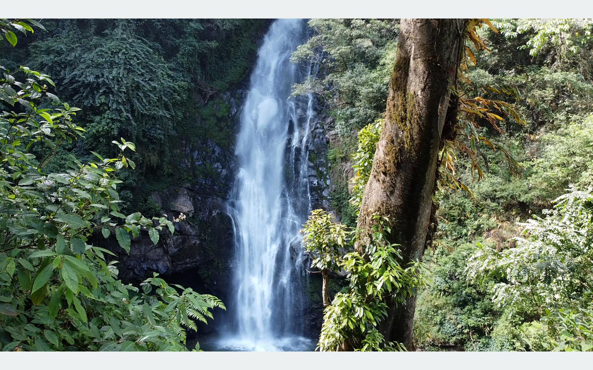 पर्यटककाे पर्खाइमा तीनछाँगे झरना
