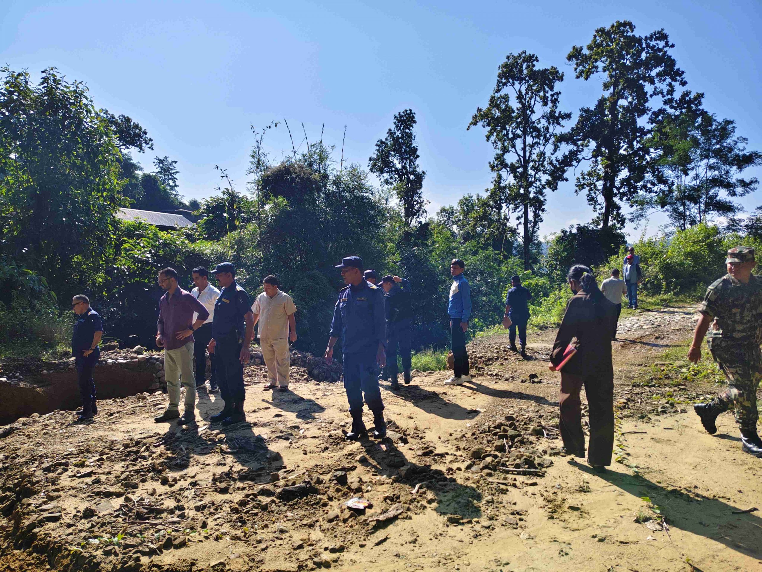 जमिन भासिएपछि सुरक्षित आश्रयको खोजीमा हायु परिवार